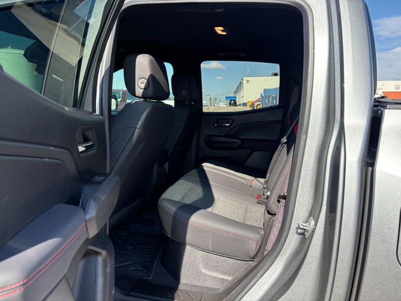 Chevrolet Colorado Vehicle Full-screen Gallery Image 12