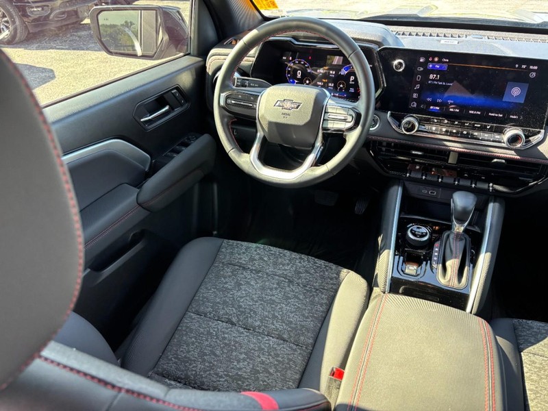 Chevrolet Colorado Vehicle Full-screen Gallery Image 13