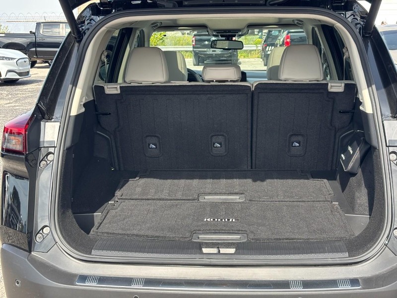 Nissan Rogue Vehicle Full-screen Gallery Image 11