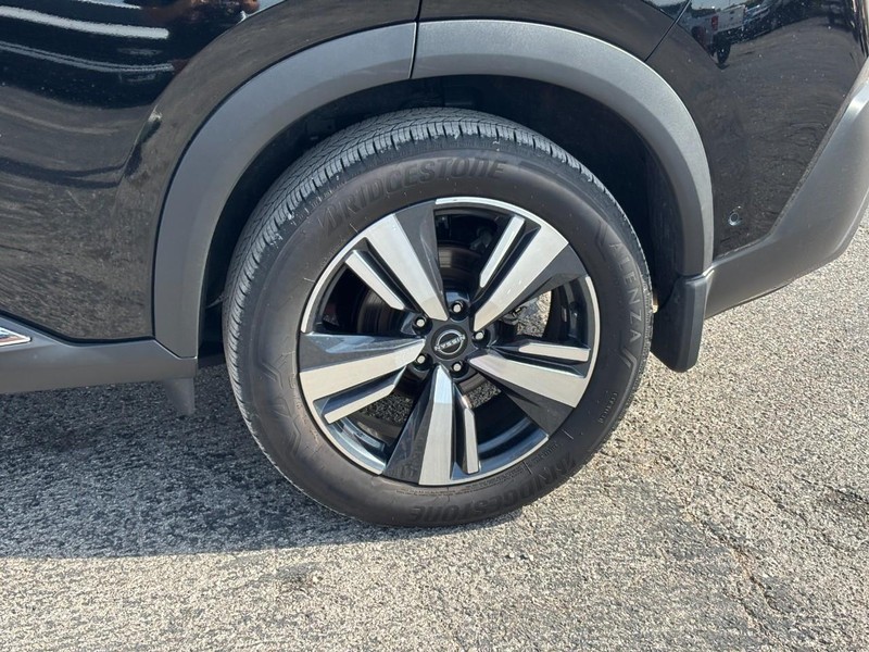 Nissan Rogue Vehicle Full-screen Gallery Image 12