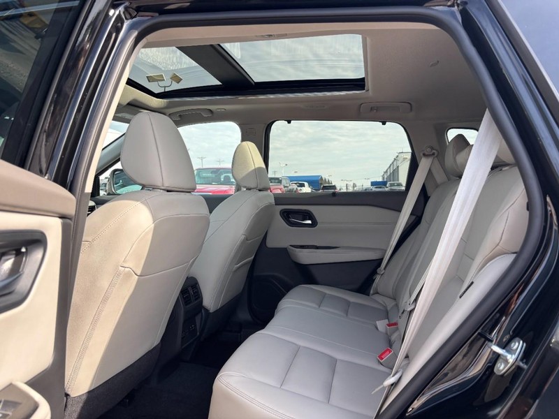 Nissan Rogue Vehicle Full-screen Gallery Image 13