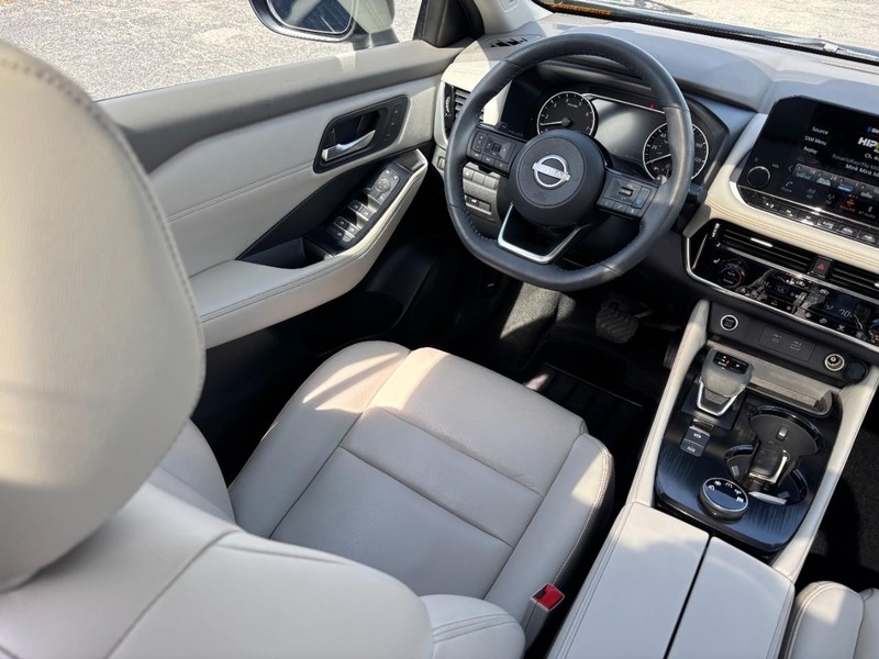 Nissan Rogue Vehicle Full-screen Gallery Image 14