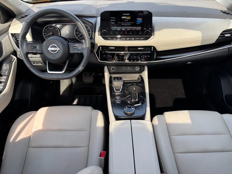 Nissan Rogue Vehicle Full-screen Gallery Image 15