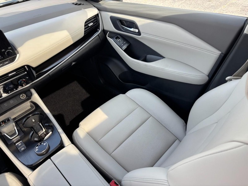 Nissan Rogue Vehicle Full-screen Gallery Image 16