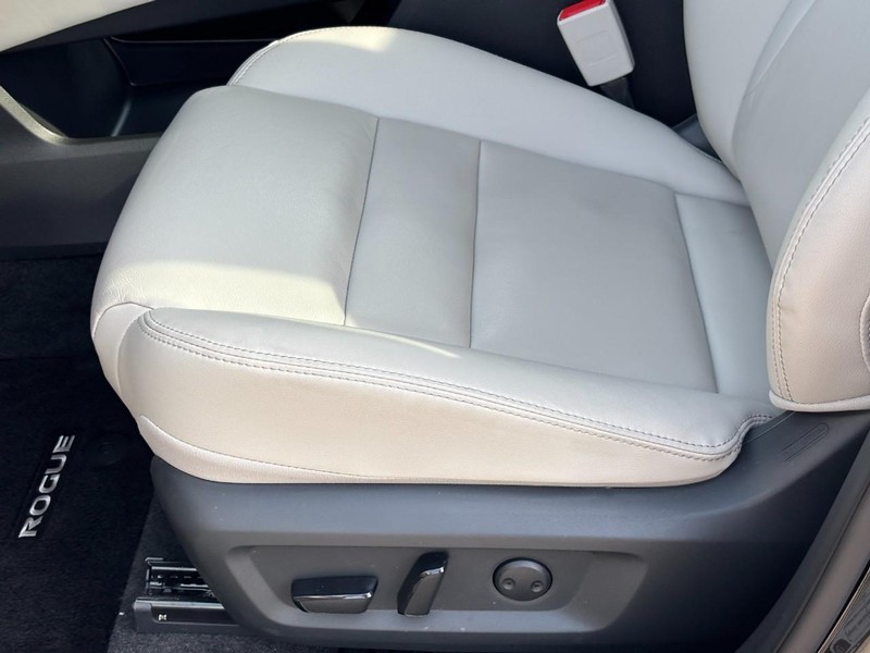 Nissan Rogue Vehicle Full-screen Gallery Image 17