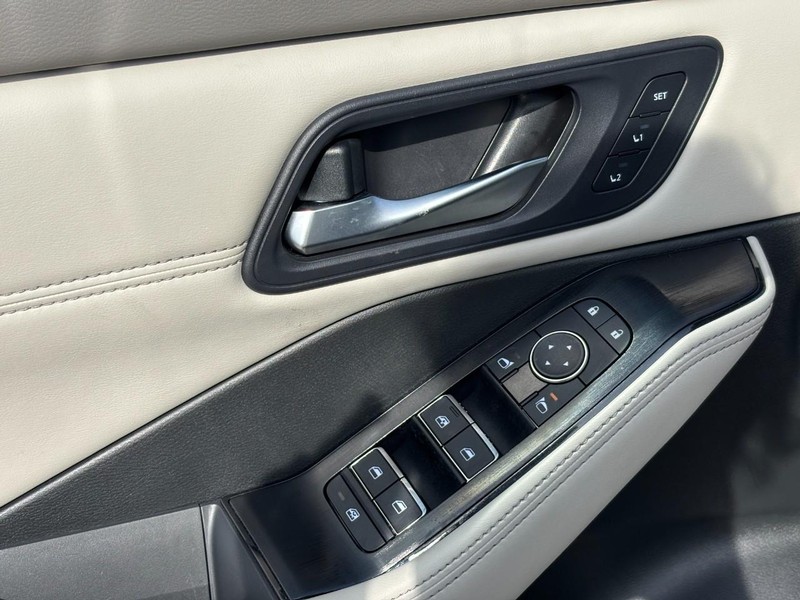 Nissan Rogue Vehicle Full-screen Gallery Image 18