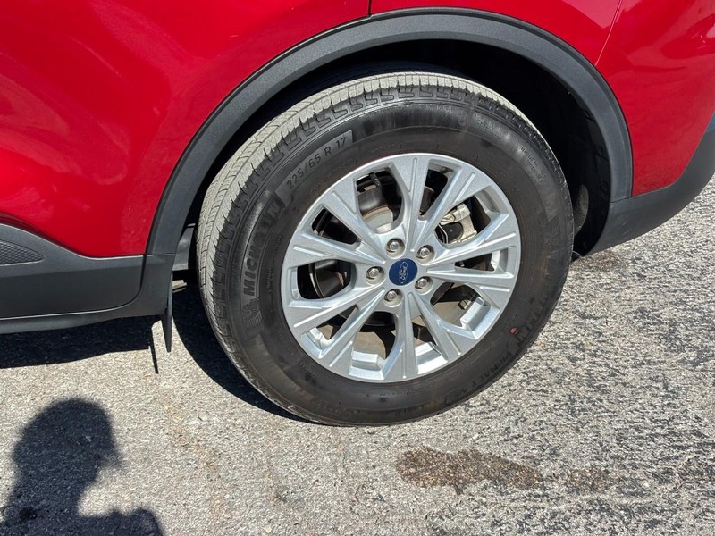 Ford Escape Vehicle Full-screen Gallery Image 11