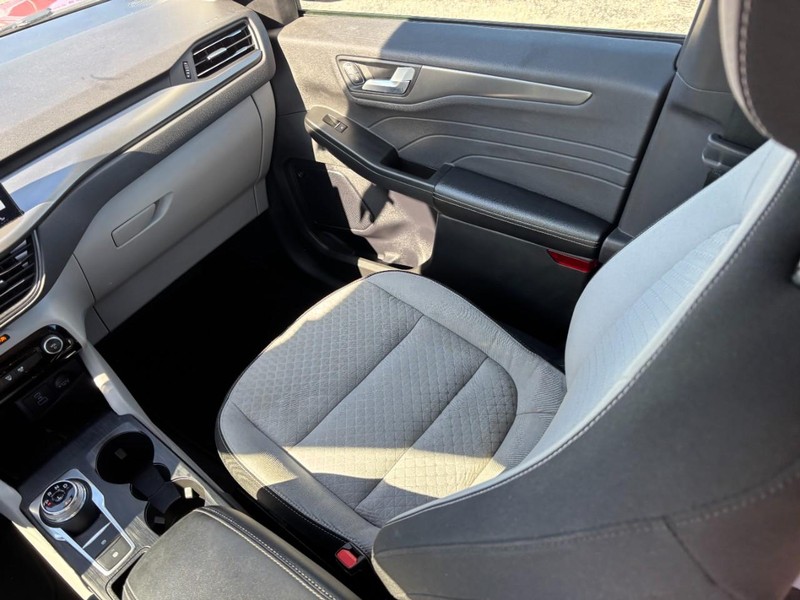 Ford Escape Vehicle Full-screen Gallery Image 15