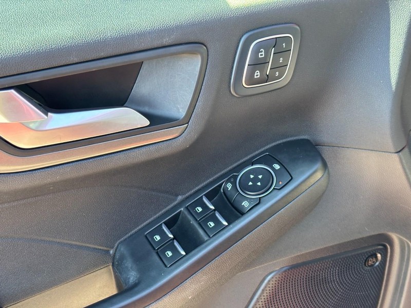 Ford Escape Vehicle Full-screen Gallery Image 17