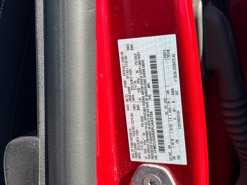 Ford Escape Vehicle Full-screen Gallery Image 24