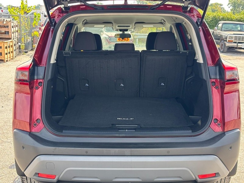 Nissan Rogue Vehicle Full-screen Gallery Image 11