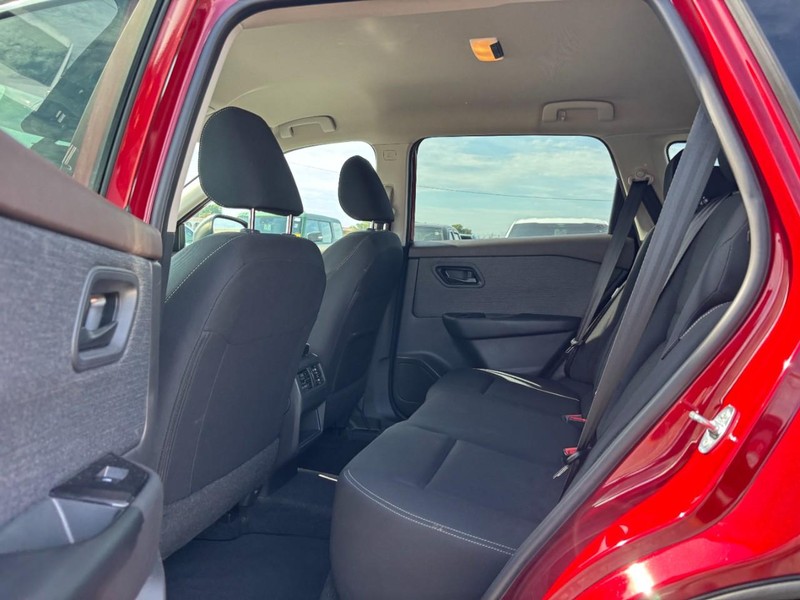 Nissan Rogue Vehicle Full-screen Gallery Image 13