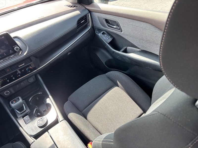 Nissan Rogue Vehicle Full-screen Gallery Image 16