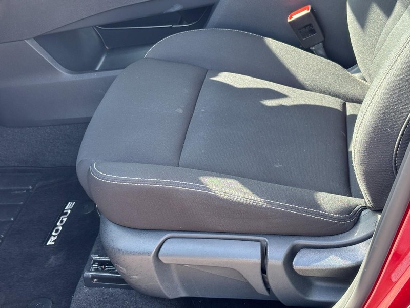 Nissan Rogue Vehicle Full-screen Gallery Image 17