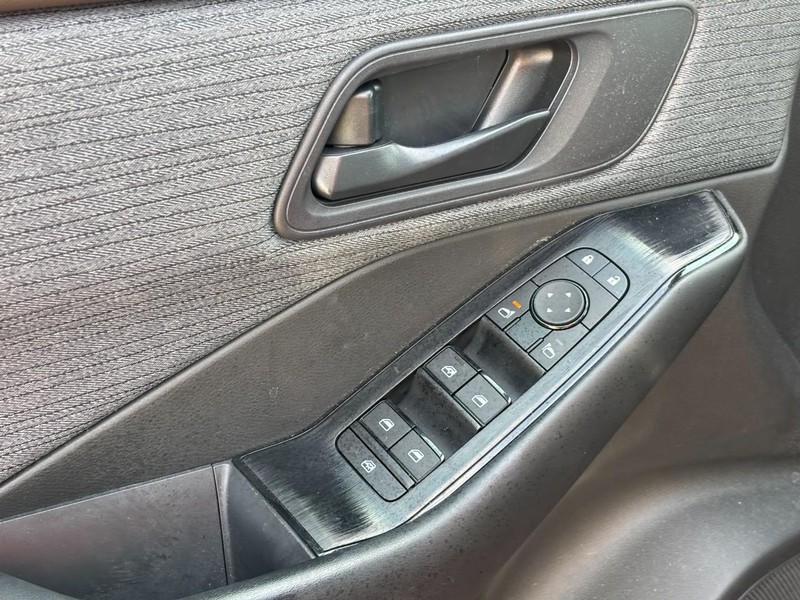 Nissan Rogue Vehicle Full-screen Gallery Image 18