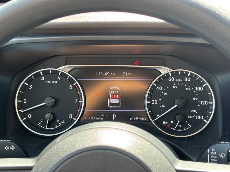 Nissan Rogue Vehicle Full-screen Gallery Image 21