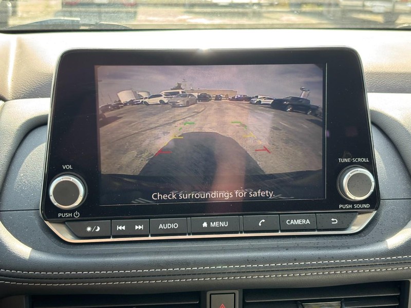Nissan Rogue Vehicle Full-screen Gallery Image 23