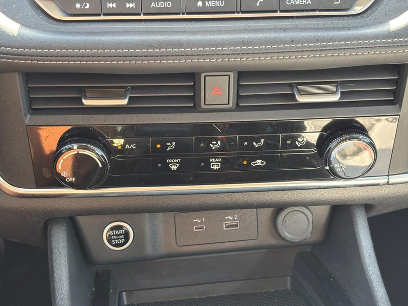 Nissan Rogue Vehicle Full-screen Gallery Image 24