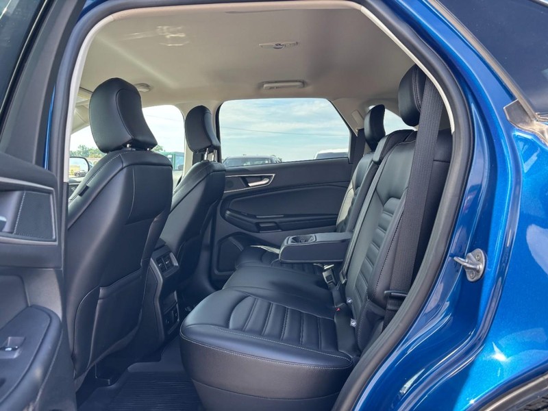 Ford Edge Vehicle Full-screen Gallery Image 13
