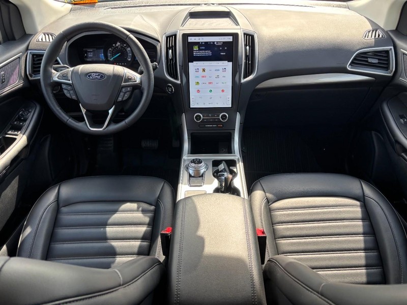 Ford Edge Vehicle Full-screen Gallery Image 15