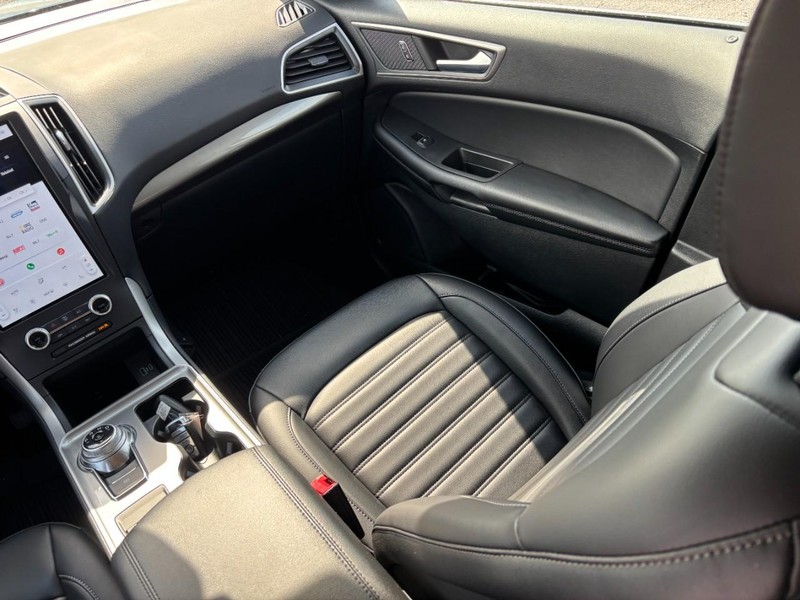 Ford Edge Vehicle Full-screen Gallery Image 16