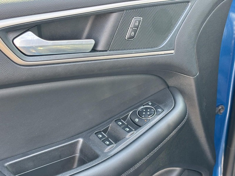 Ford Edge Vehicle Full-screen Gallery Image 18