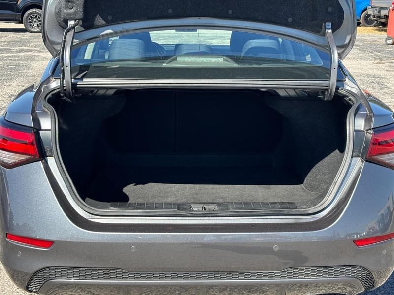 Nissan Sentra Vehicle Full-screen Gallery Image 11