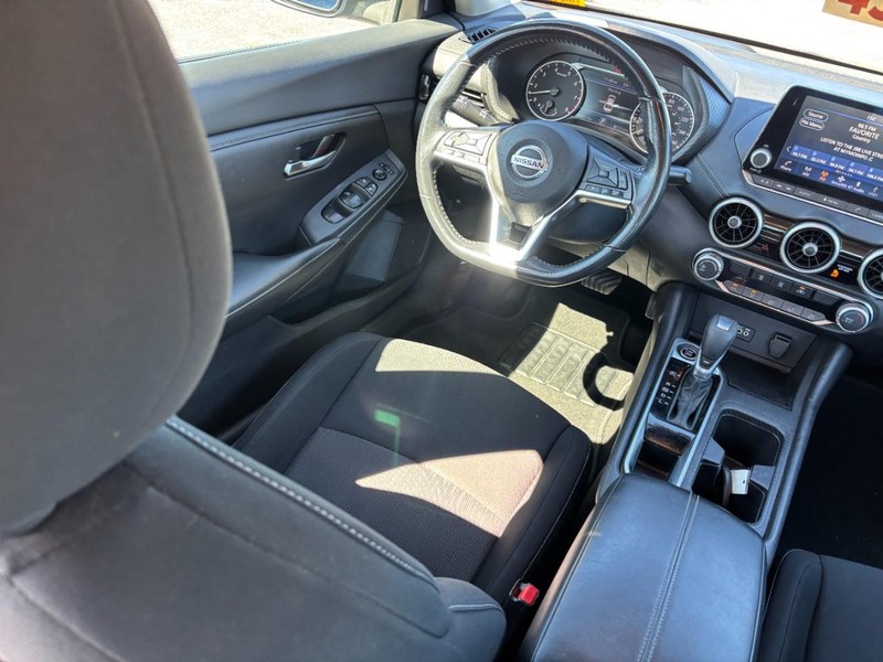Nissan Sentra Vehicle Full-screen Gallery Image 14