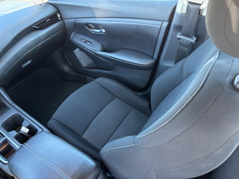 Nissan Sentra Vehicle Full-screen Gallery Image 16