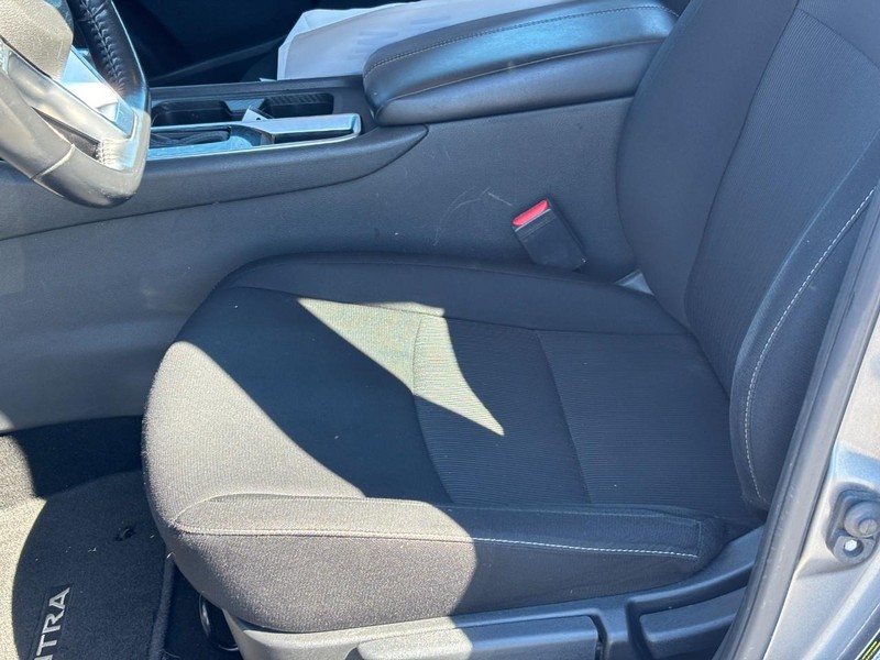 Nissan Sentra Vehicle Full-screen Gallery Image 17
