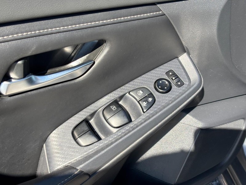 Nissan Sentra Vehicle Full-screen Gallery Image 18