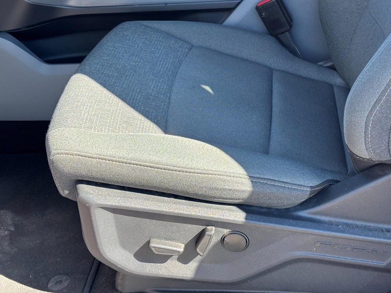 Ford F-150 Vehicle Full-screen Gallery Image 16