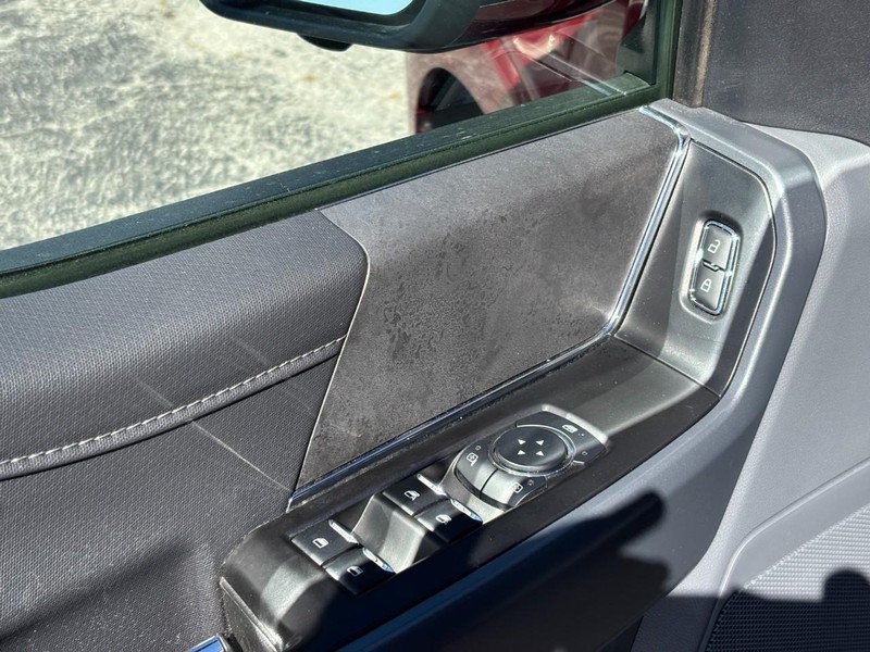 Ford F-150 Vehicle Full-screen Gallery Image 17