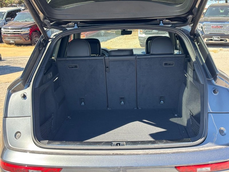 Audi SQ5 Vehicle Full-screen Gallery Image 11