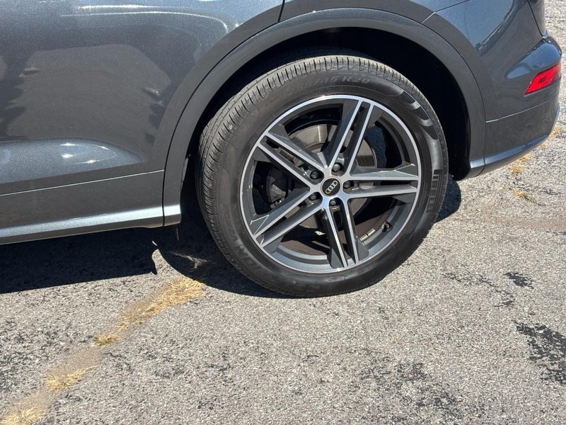 Audi SQ5 Vehicle Full-screen Gallery Image 12