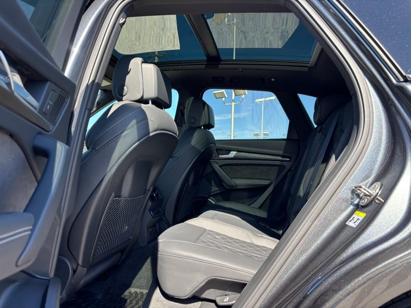 Audi SQ5 Vehicle Full-screen Gallery Image 13