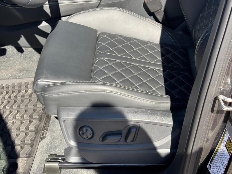Audi SQ5 Vehicle Full-screen Gallery Image 17