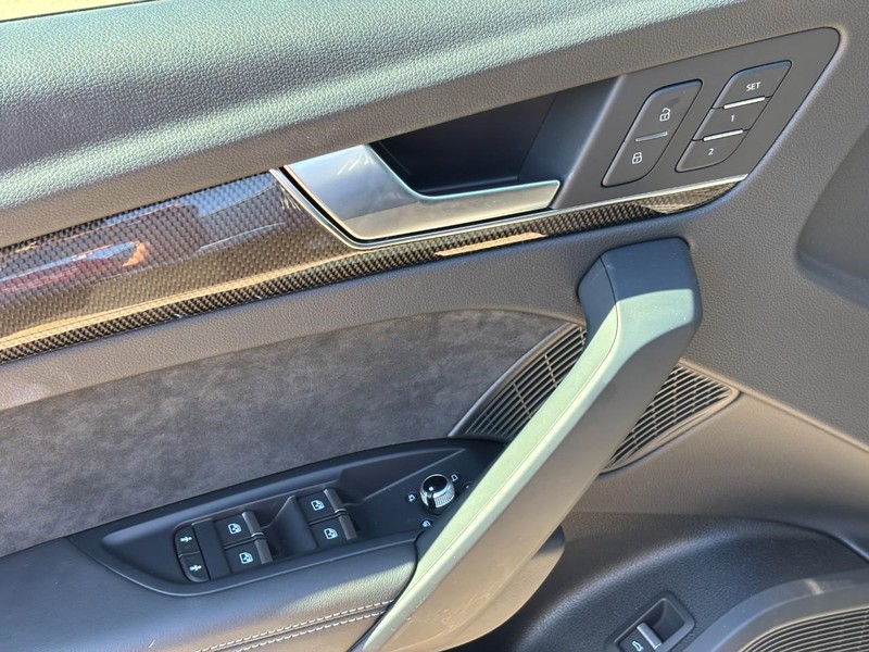 Audi SQ5 Vehicle Full-screen Gallery Image 18