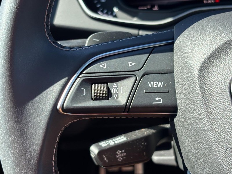 Audi SQ5 Vehicle Full-screen Gallery Image 19