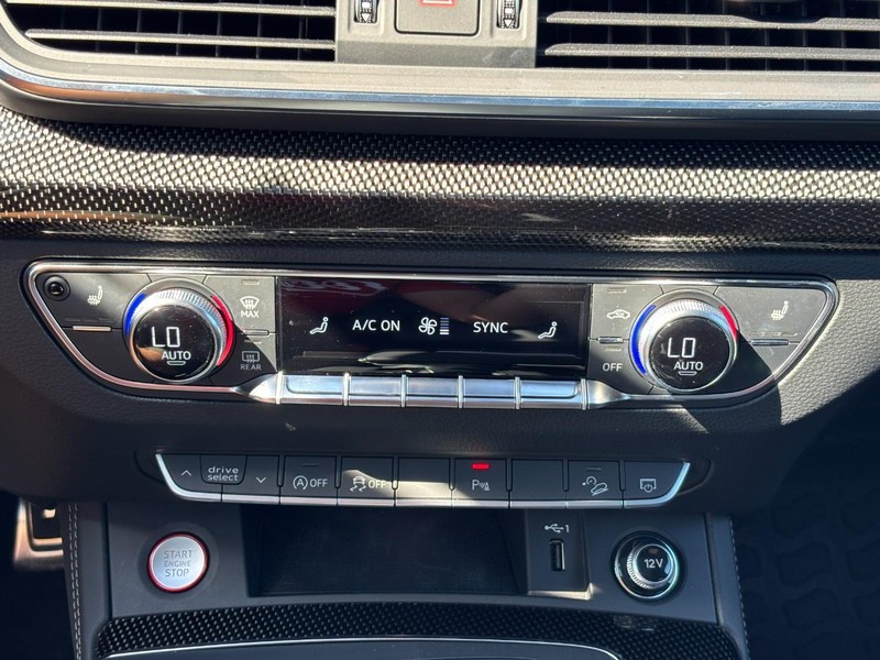 Audi SQ5 Vehicle Full-screen Gallery Image 23