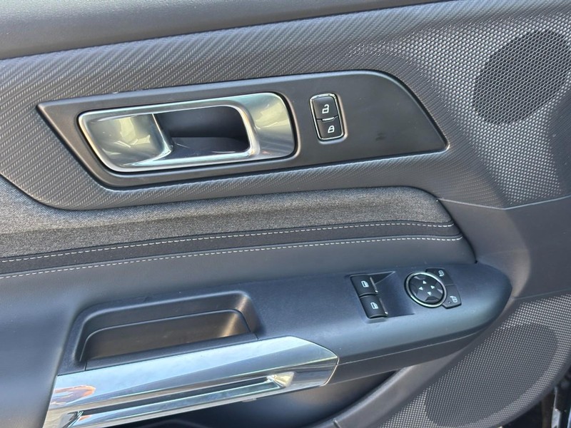Ford Mustang Vehicle Image 16