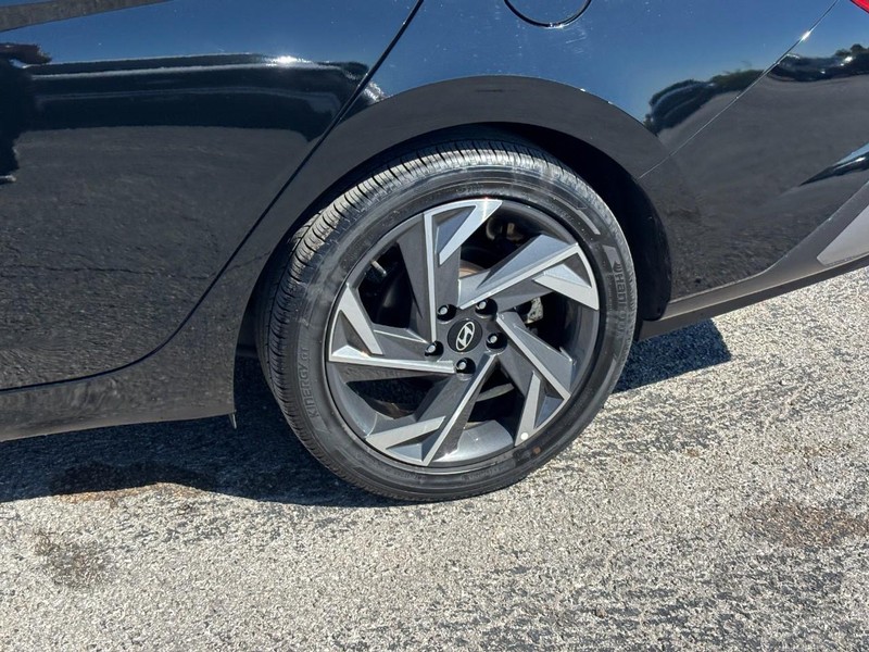 Hyundai Elantra Hybrid Vehicle Image 12