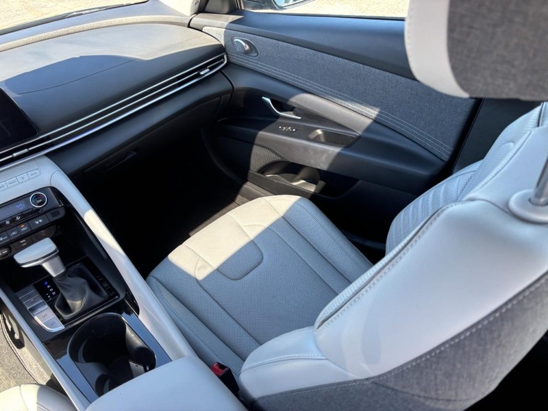 Hyundai Elantra Hybrid Vehicle Image 16