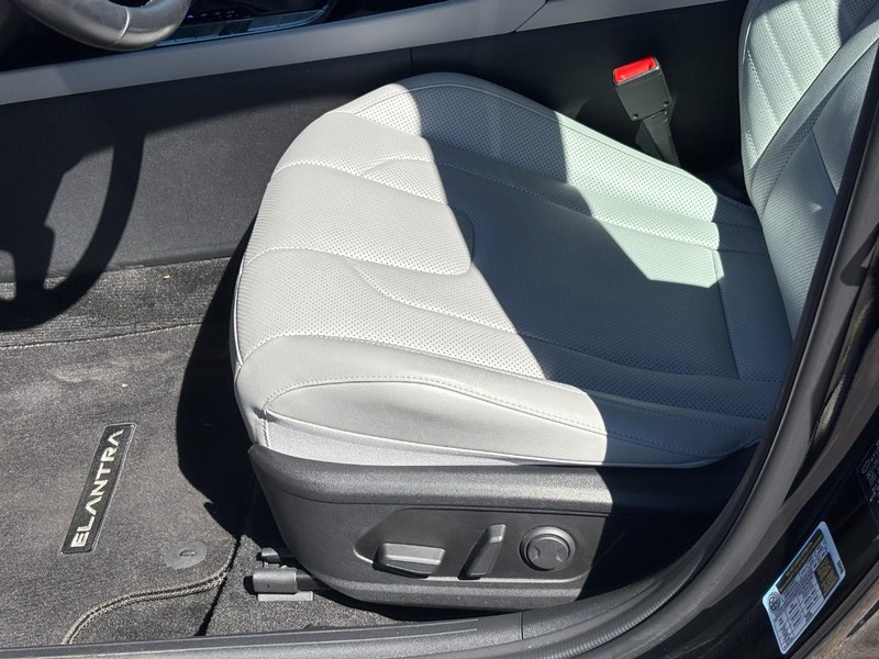 Hyundai Elantra Hybrid Vehicle Image 17
