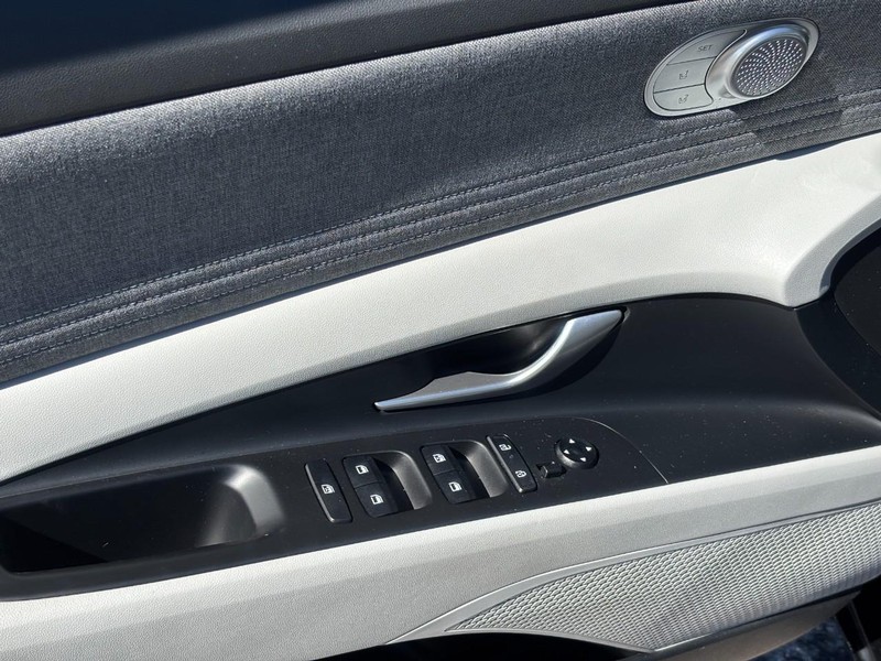 Hyundai Elantra Hybrid Vehicle Image 18