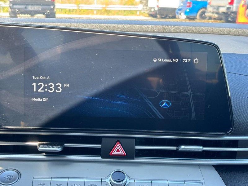 Hyundai Elantra Hybrid Vehicle Image 22