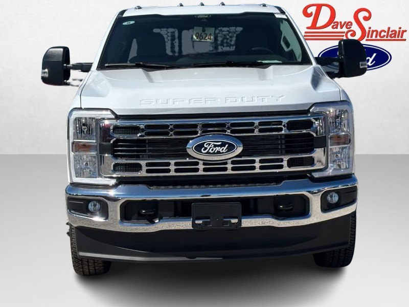 Ford Super Duty F-350 DRW Vehicle Image 02