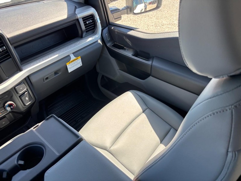Ford Super Duty F-350 DRW Vehicle Image 15