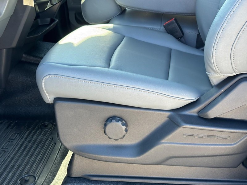 Ford Super Duty F-350 DRW Vehicle Image 16