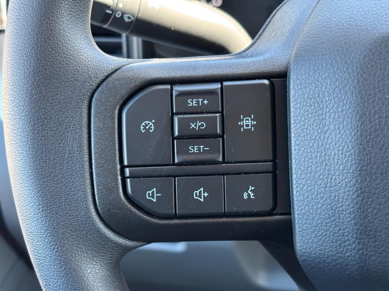 Ford Super Duty F-350 DRW Vehicle Image 18